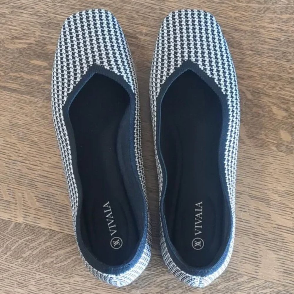 Vivaia Margot Square-Toe V-Cut Flats